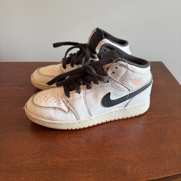 Kid's Jordan 1 Mid Size 5 - Picture 3 of 10